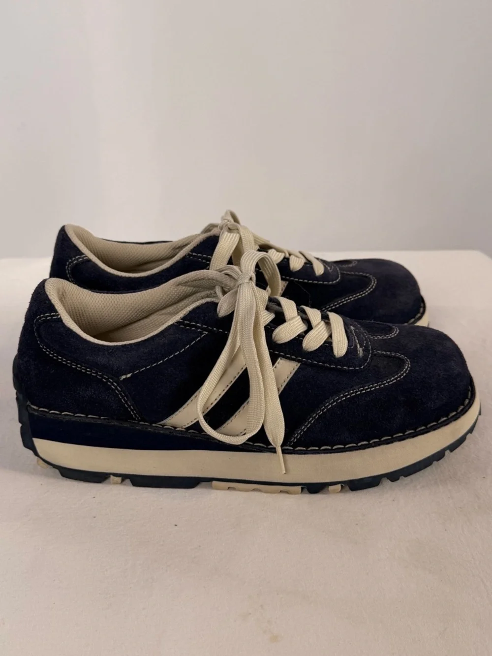 Vintage Y2K‎ l.e.i. Katt Suede Platform Sneakers in Navy Blue & Off White 9.5